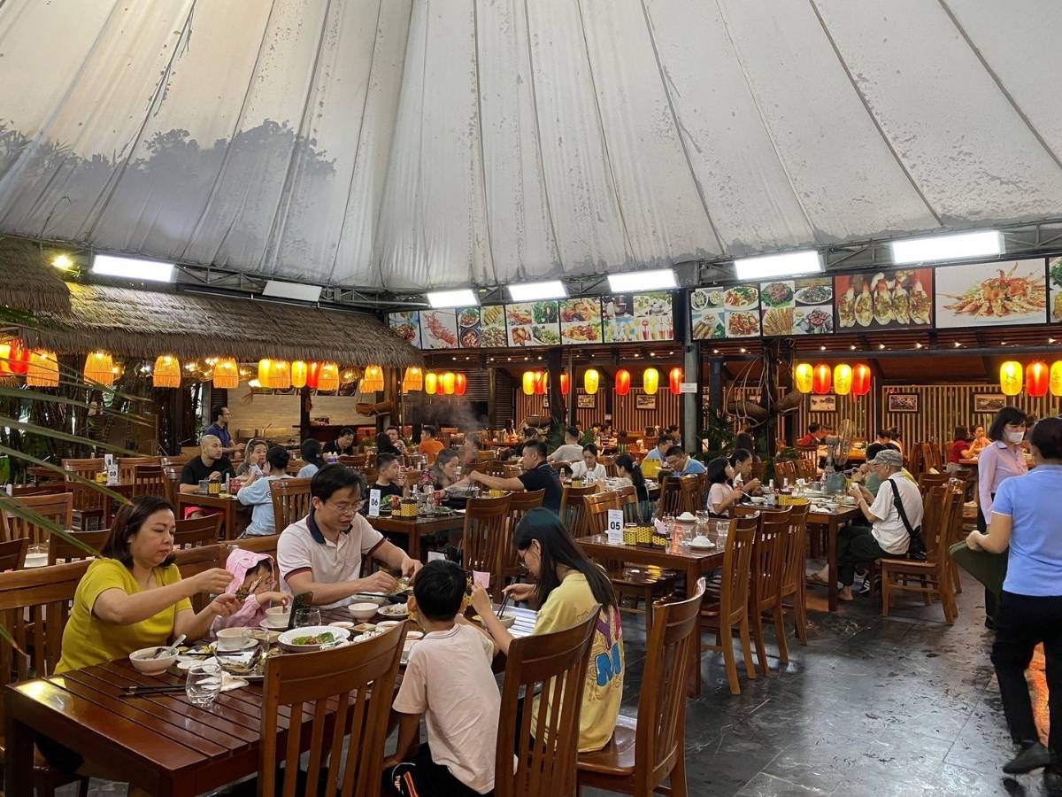 Ẩm thực làng chài Hạ Long mang đúng phong cách làng biển với không gian giản dị nhưng ấm cúng