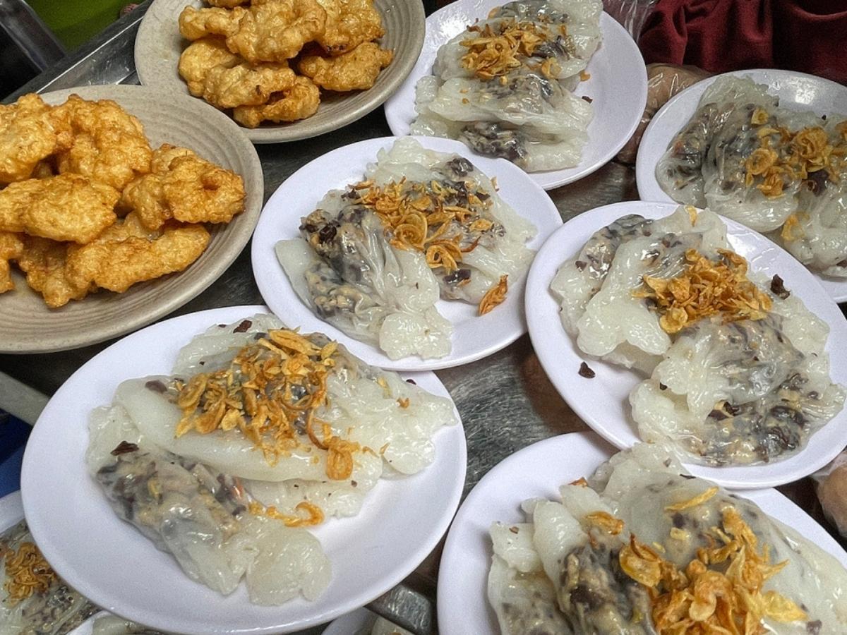 Bánh cuốn nóng xốp, mềm mịn ăn cùng chả mực giã tay vàng ruộm tạo nên sự kết hợp hoàn hảo