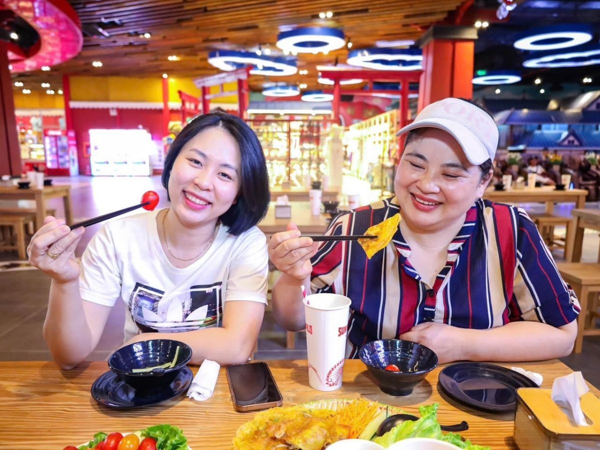 Du khách có thể nghỉ ngơi và dùng bữa ngay tại nhà hàng trong khuôn viên Sun World Ha Long