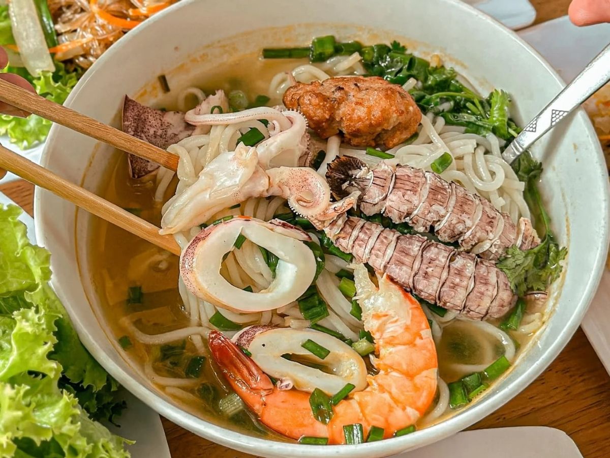 Bún bề bề hay còn gọi là bún tôm tít là đặc sản sáng gây ấn tượng mạnh với du khách
