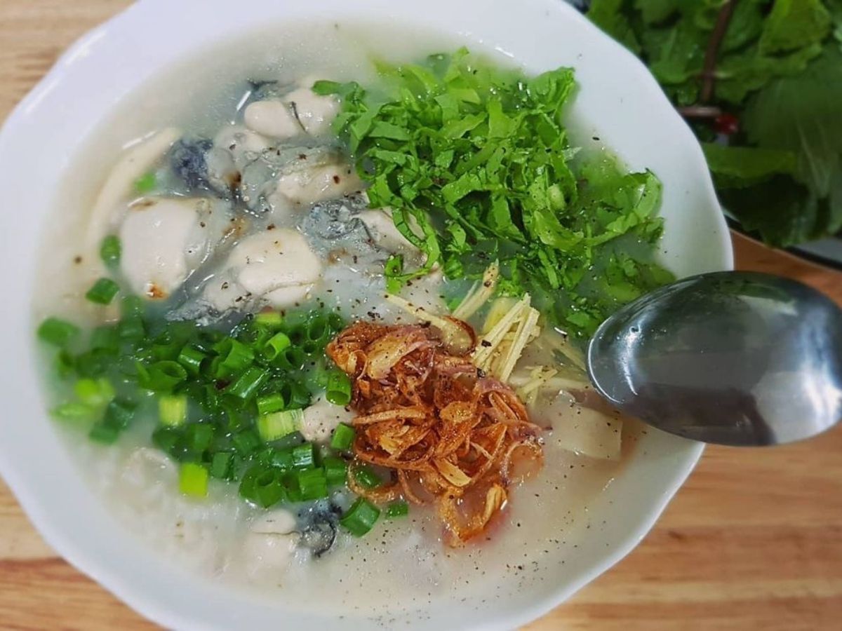 Cháo hải sản là lựa chọn lý tưởng cho những ai muốn có bữa ăn trưa Hạ Long nhẹ nhàng