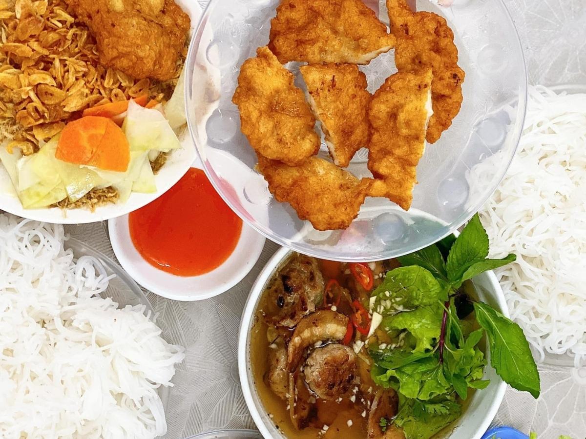 Nhắc đến ăn trưa Hạ Long, không thể bỏ qua chả mực một món ăn đã trở thành biểu tượng ẩm thực