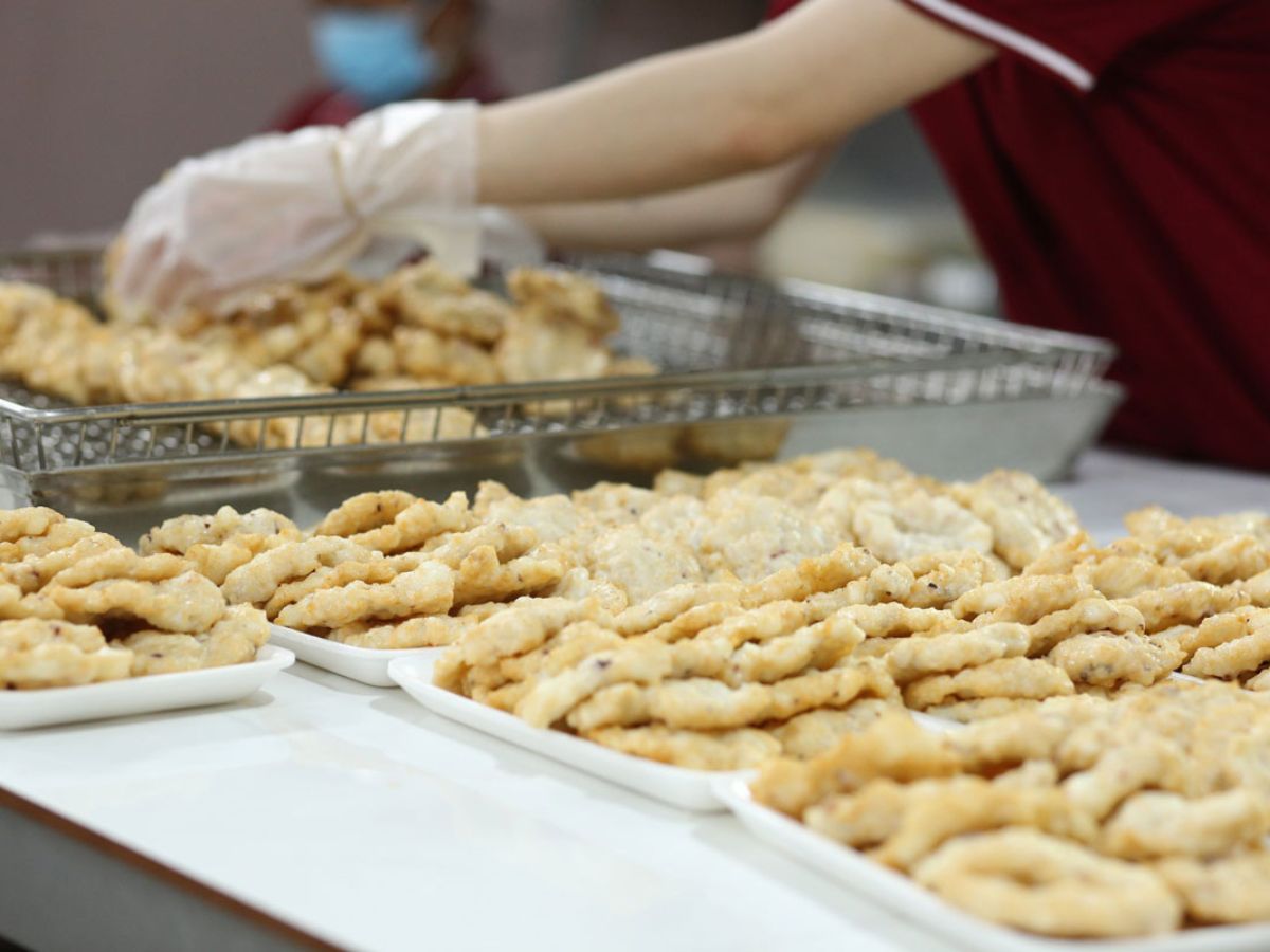 Thưởng thức đặc sản chả mực khi đến Hạ Long.