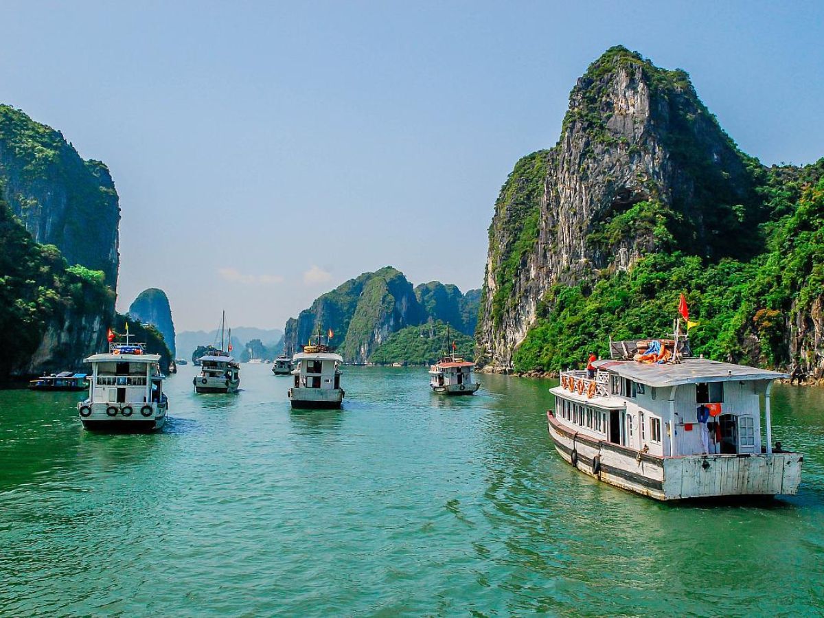 Chọn thời điểm đẹp để tham quan Hạ Long.