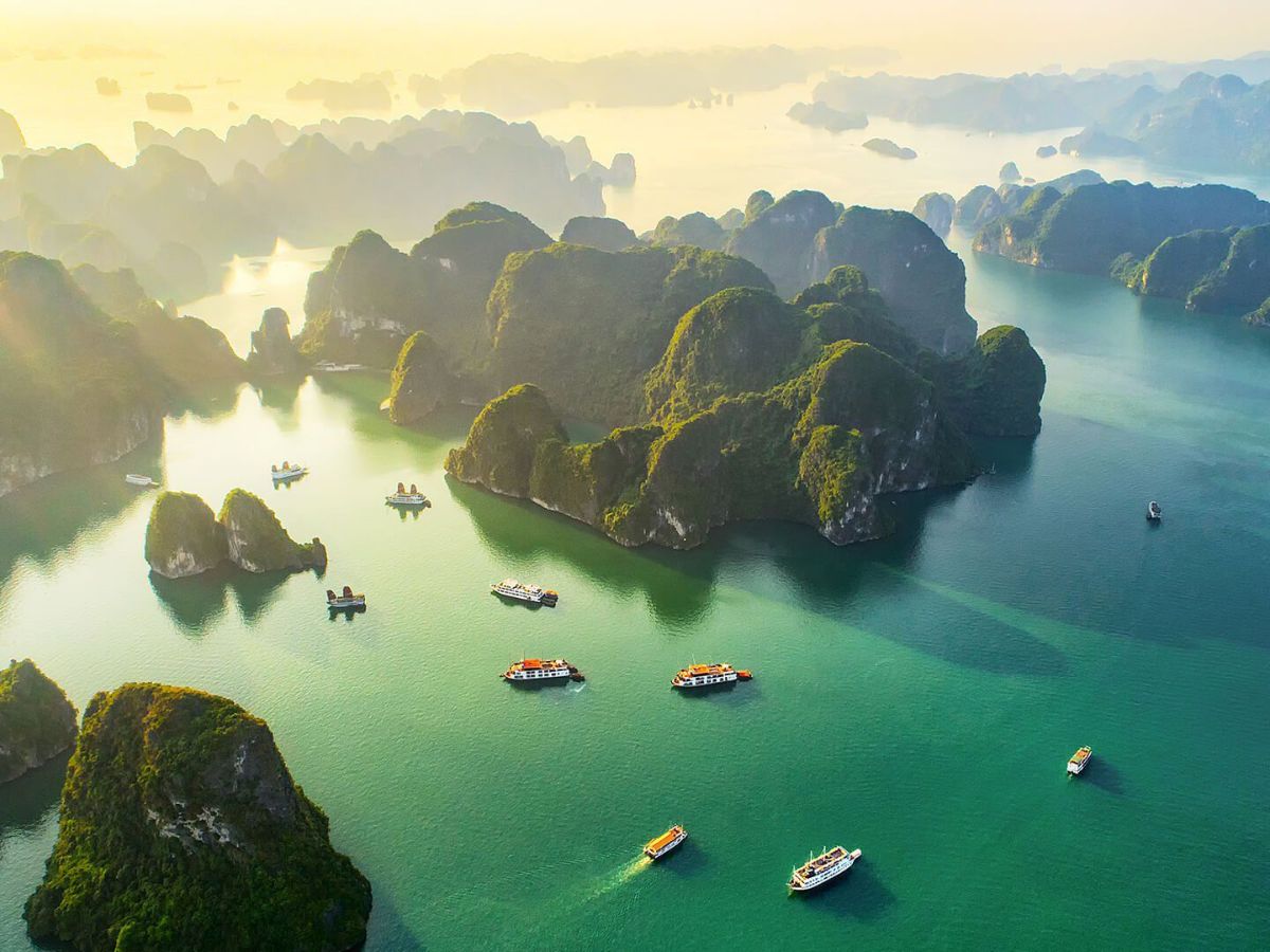 Đi du thuyền để thưởng thức cảnh đẹp của vịnh Hạ Long.