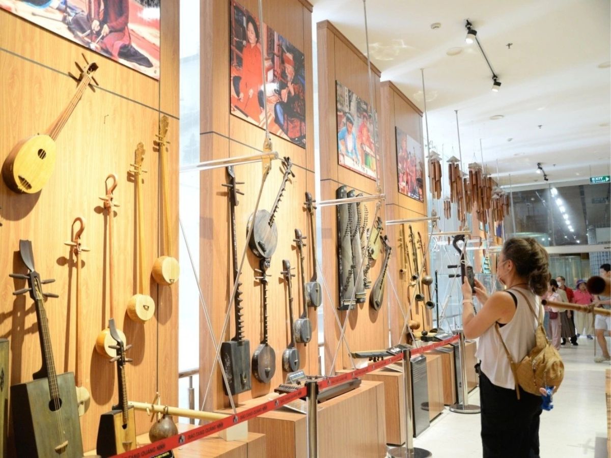 Du khách tham quan bảo tàng Quảng Ninh.