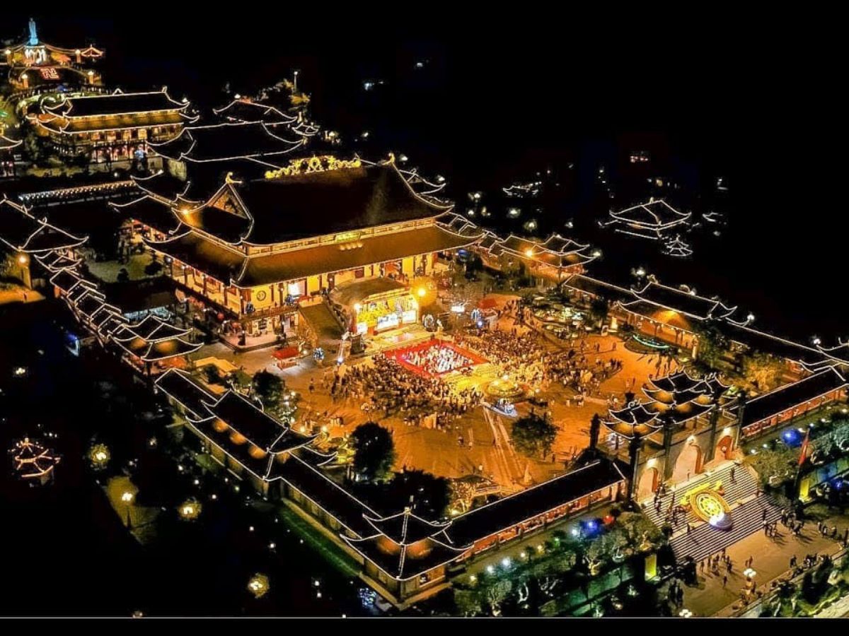 Ghé thăm chùa Ba Vàng khi đến Quảng Ninh.