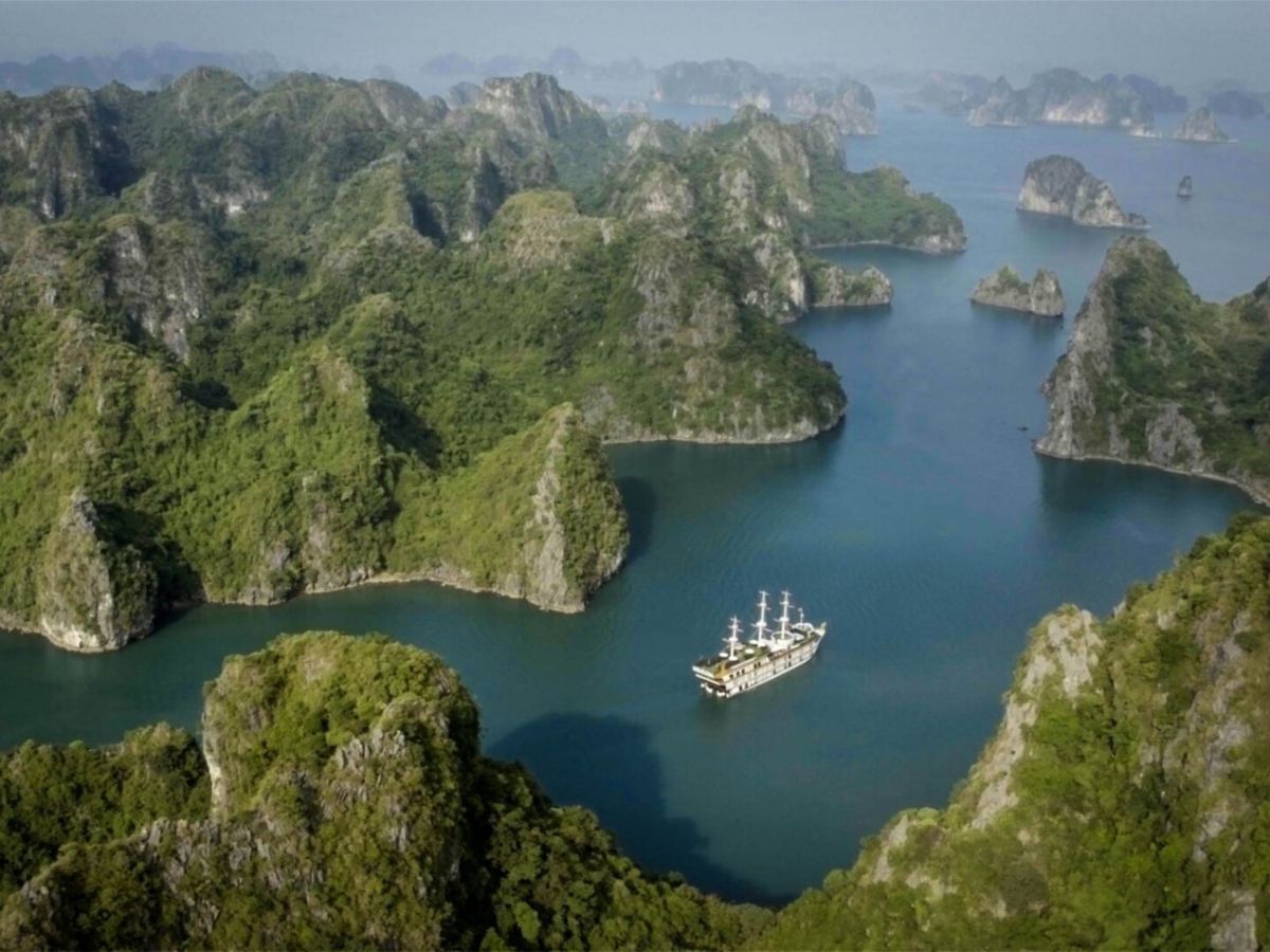 Vịnh Hạ Long là điểm đến hấp dẫn tại Quảng Ninh.