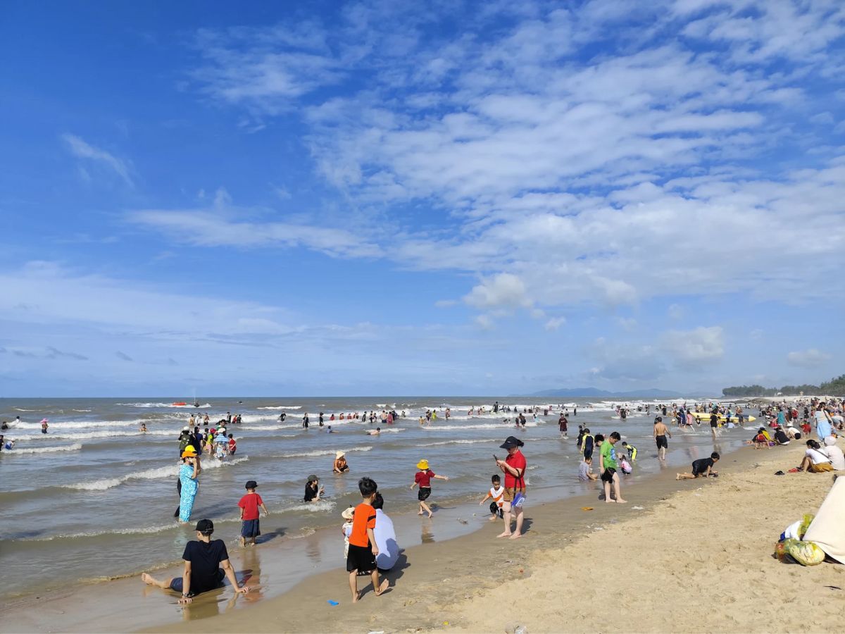 Du khách cần bảo vệ môi trường khi du lịch Quảng Ninh.