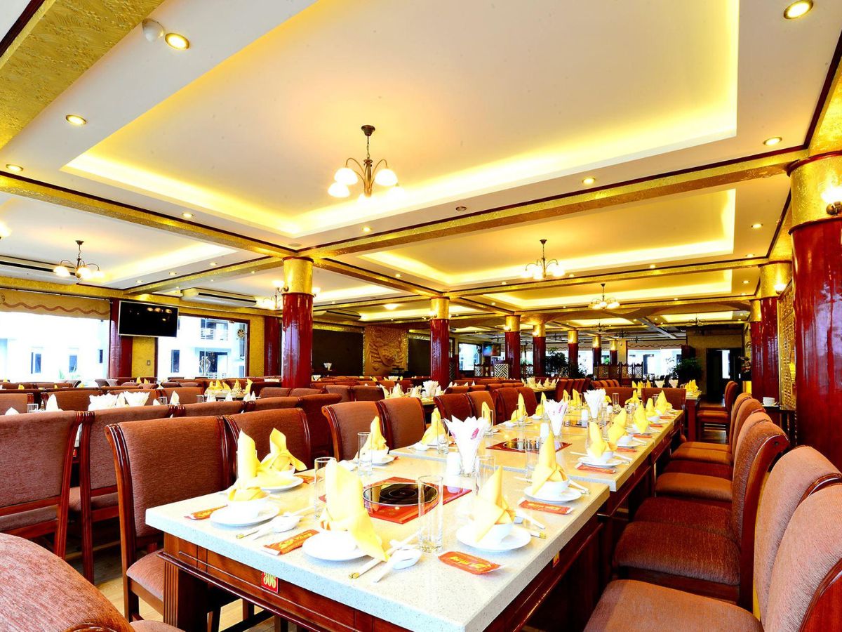 Không gian nhà hàng Cua Vàng giữa lòng Bãi Cháy