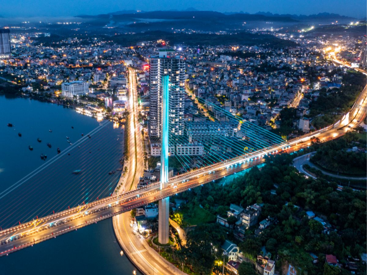 Khi phố lên đèn, hải sản Hạ Long bắt đầu kể câu chuyện riêng của biển cả