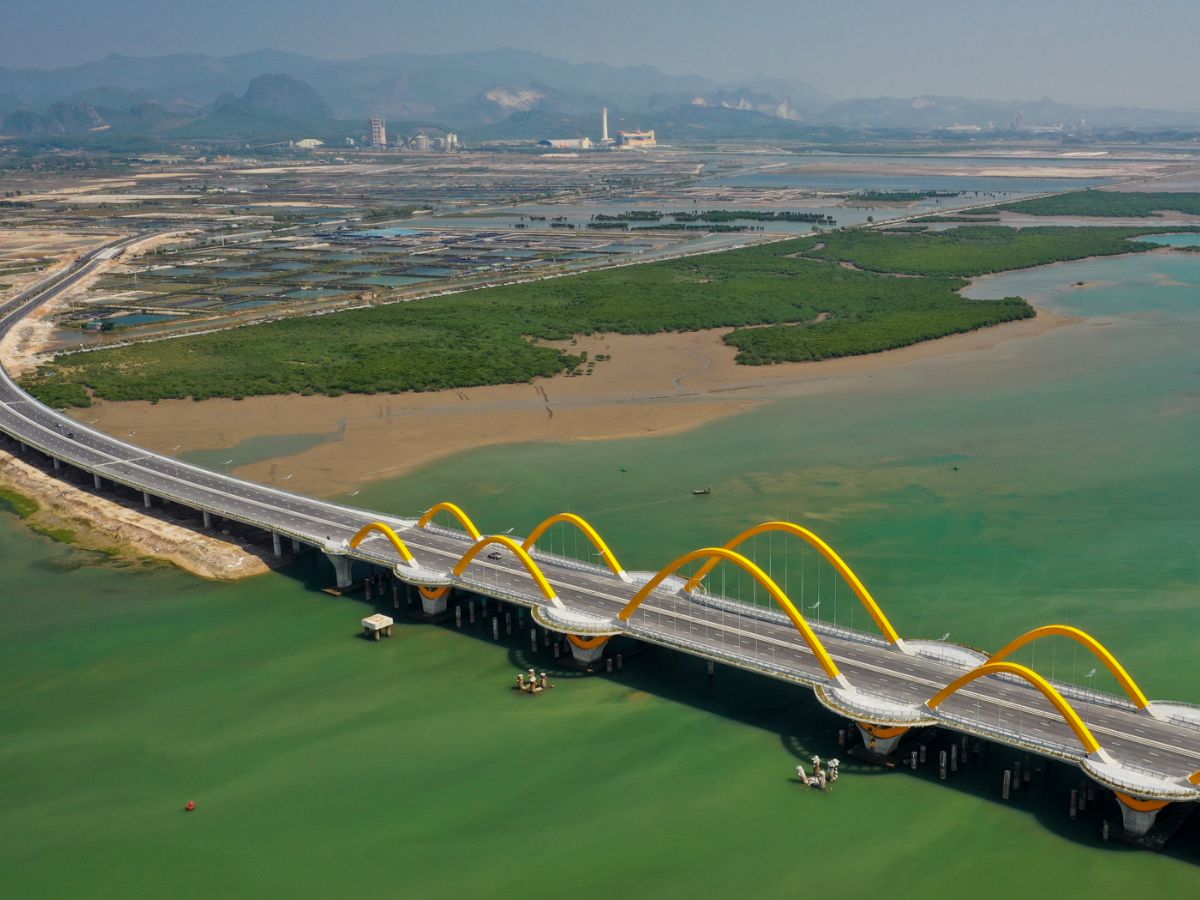 Toàn cảnh Cầu Tình Yêu Hạ Long bắc qua vịnh Cửa Lục.