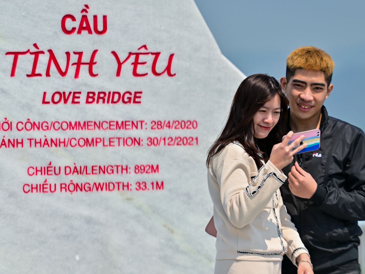 Du khách check-in tại lan can Cầu Tình Yêu Hạ Long, nơi lưu giữ khoảnh khắc tình yêu vĩnh cửu