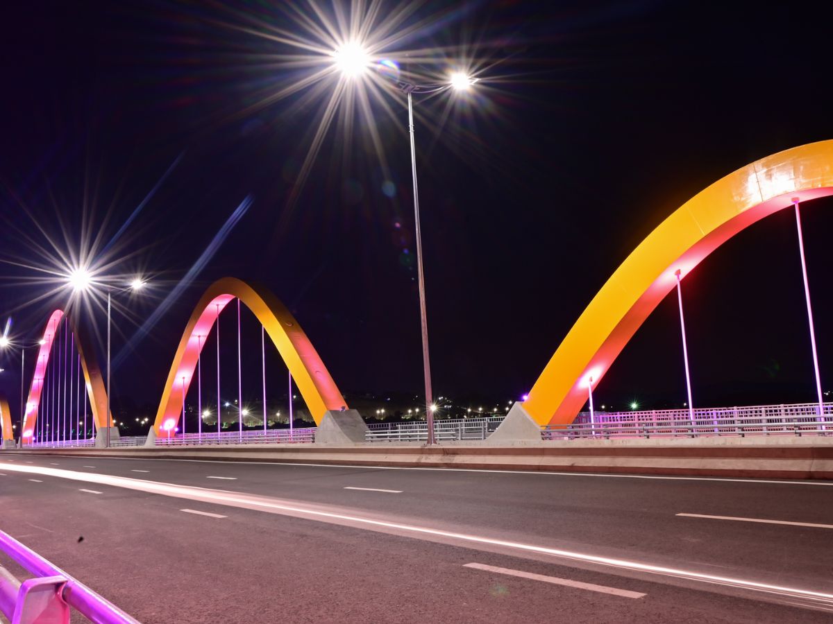 Đêm xuống, Cầu Tình Yêu Hạ Long rực sáng lung linh với hệ thống đèn LED đổi màu tuyệt đẹp