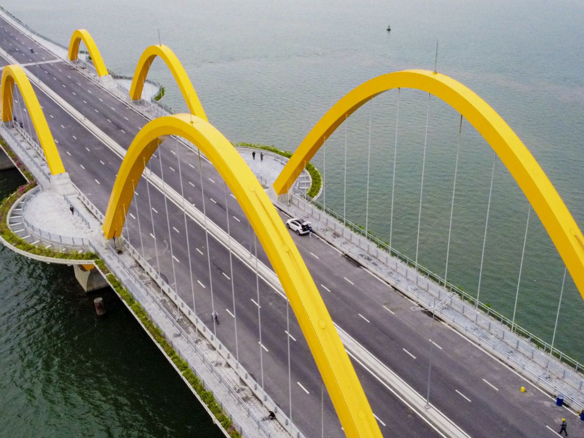 Thiết kế vòm thép mô phỏng đàn chim biển là điểm nhấn nghệ thuật độc đáo của Cầu Tình Yêu Hạ Long