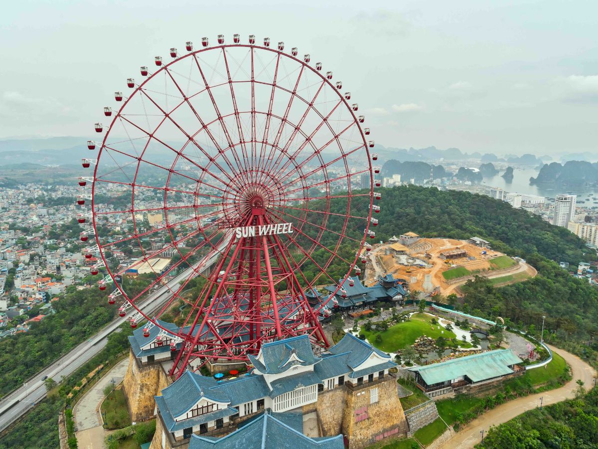 Từ Cầu Tình Yêu Hạ Long, chỉ vài phút để su khách di chuyển là đến Sun World Ha Long