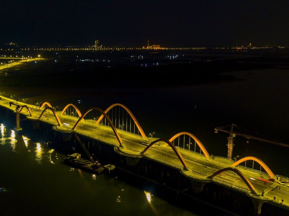 Góc nhìn trên cao, nơi du khách ngắm trọn vẻ đẹp vịnh Cửa Lục từ Cầu Tình Yêu Hạ Long