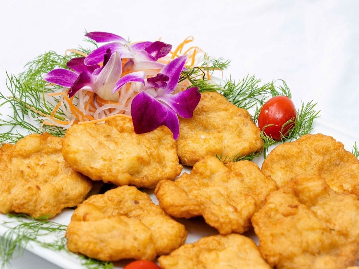 Chả mực Hạ Long là đặc sản nổi tiếng, được làm từ mực tươi giã tay có vị dai giòn rất riêng thường ăn cùng tương ớt.