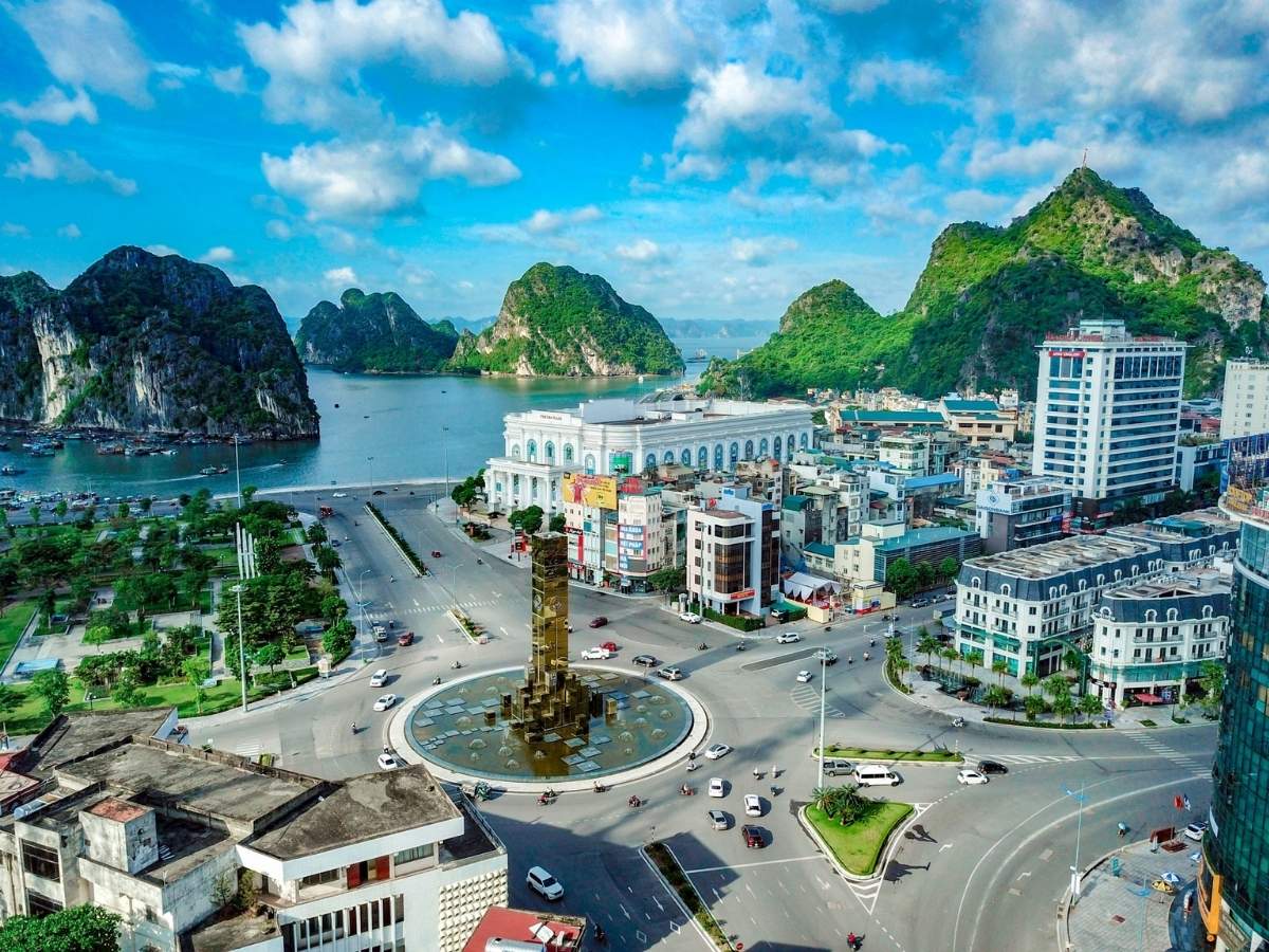 Việc di chuyển từ Hà Nội tới Hòn Gai hiện nay rất thuận lợi nhờ hệ thống giao thông phát triển.