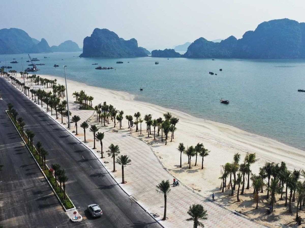 Hòn Gai Quảng Ninh còn được thiên nhiên ưu ái một dải bờ biển đẹp.