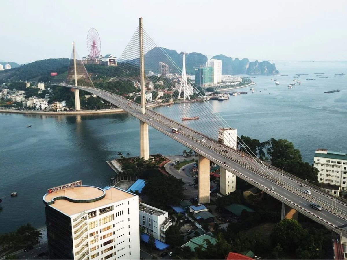 Một biểu tượng không thể thiếu của Hòn Gai Quảng Ninh là cầu Bãi Cháy với thiết kế dây văng hiện đại