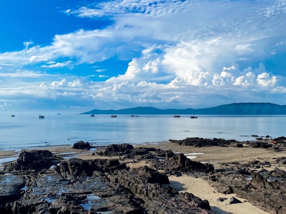 Tại Trà Cổ, du khách có thể tham gia các chuyến tham quan mũi Sa Vĩ