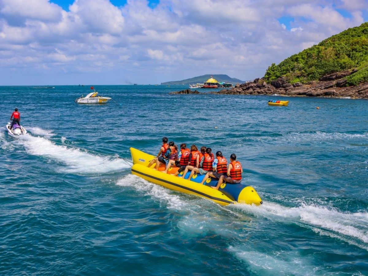 Biển Quảng Ninh đem lại nhiều trải nghiệm thú vị cho du khách khi khám phá.