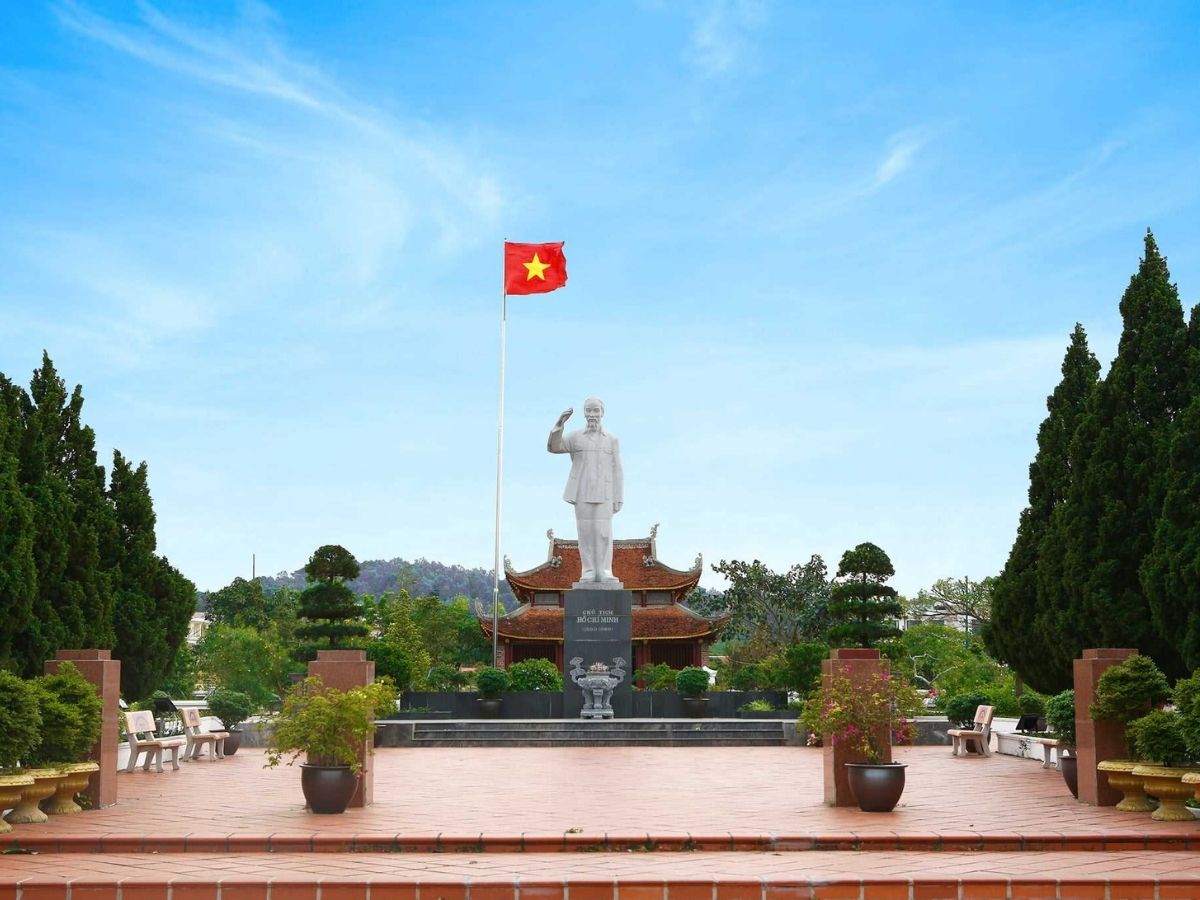 Tượng đài Chủ tịch Hồ Chí Minh ở Cô Tô Quảng Ninh là công trình mang ý nghĩa thiêng liêng.