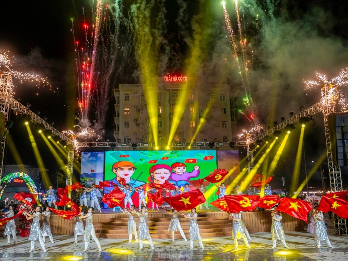 Du lịch biển đảo Cô Tô được tổ chức hai năm một lần vào mùa hè.