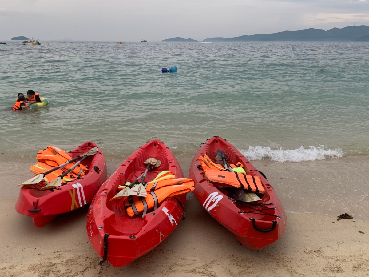 Tại bãi tắm Hồng Vàn, các hoạt động thể thao dưới nước khá đa dạng