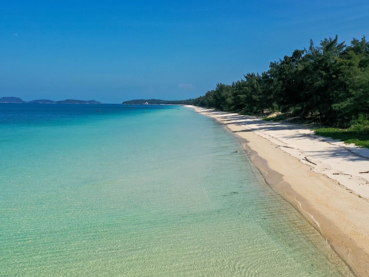 Nét nổi bật của Hồng Vàn Đồng Tiến chính là dải cát trắng mịn kéo dài gần 3 km