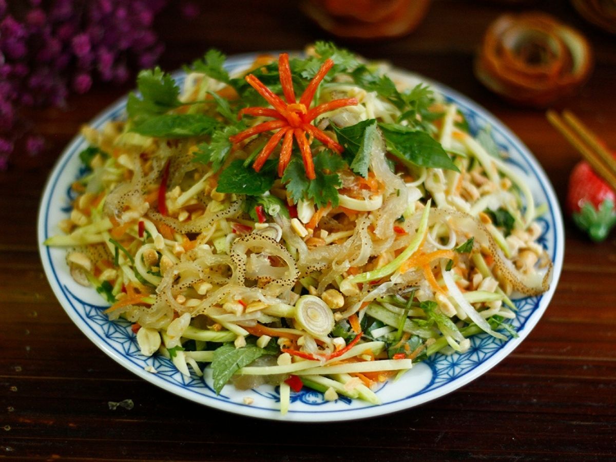 Nổi bật trong danh sách nên thử có món nộm sứa Hồng Vàn với vị giòn ngọt