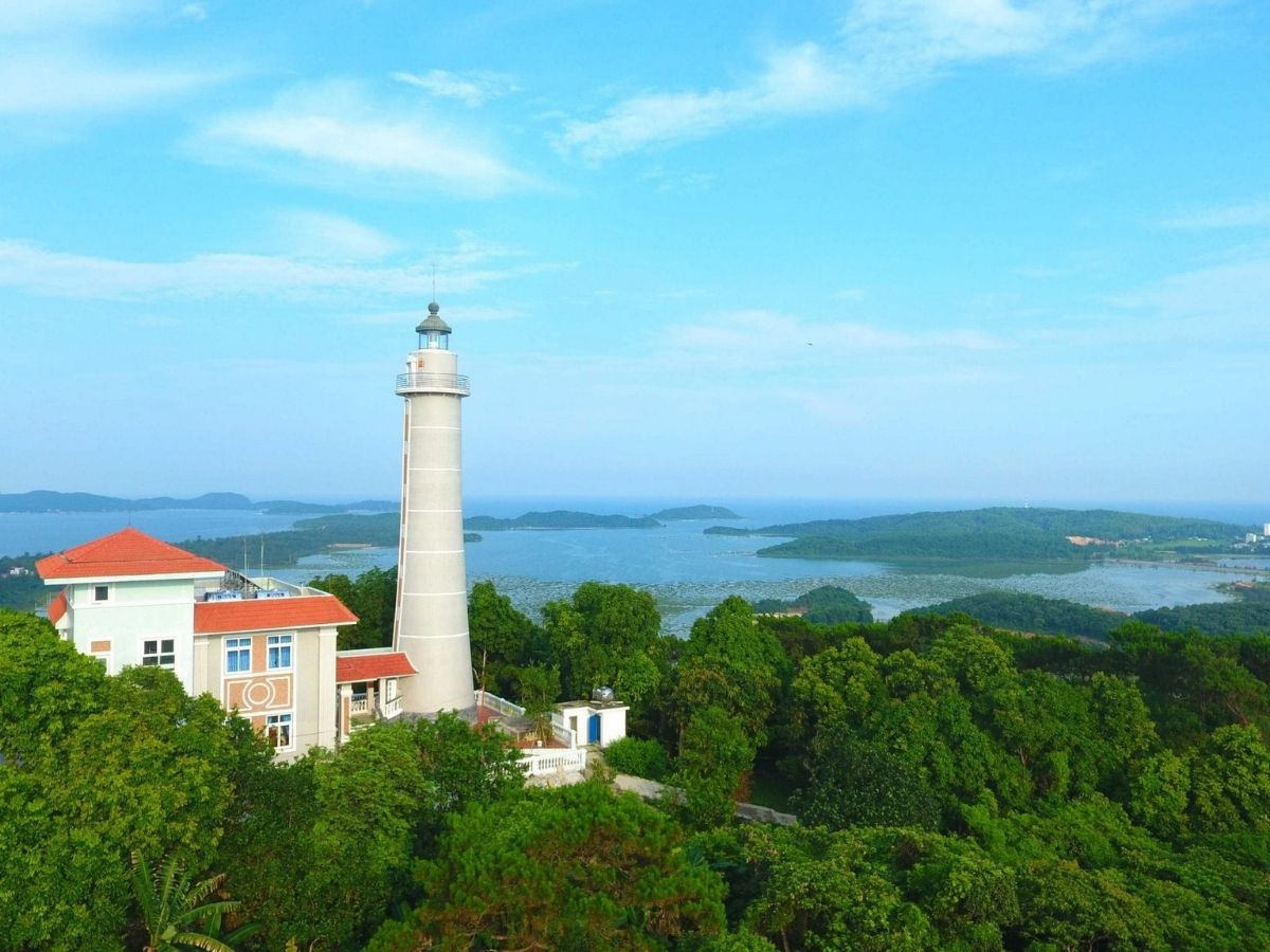 Chỉ cách bãi tắm Hồng Vàn khoảng 20 phút đi xe máy, ngọn hải đăng Cô Tô là điểm dừng chân được nhiều người yêu thích