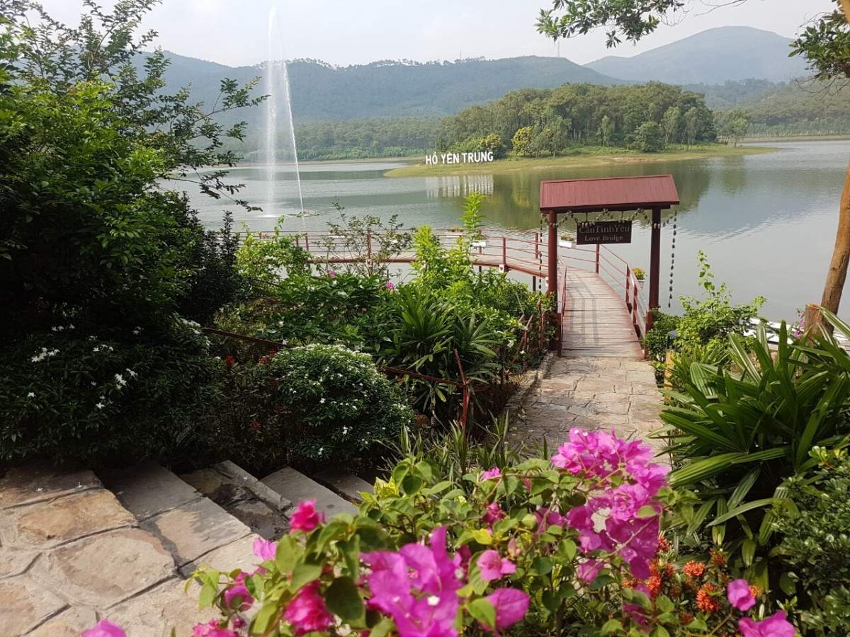 Vùng quanh hồ Yên Trung nổi bật với hệ sinh thái phong phú, trong đó rừng thông mã vĩ là nét đặc trưng lớn nhất