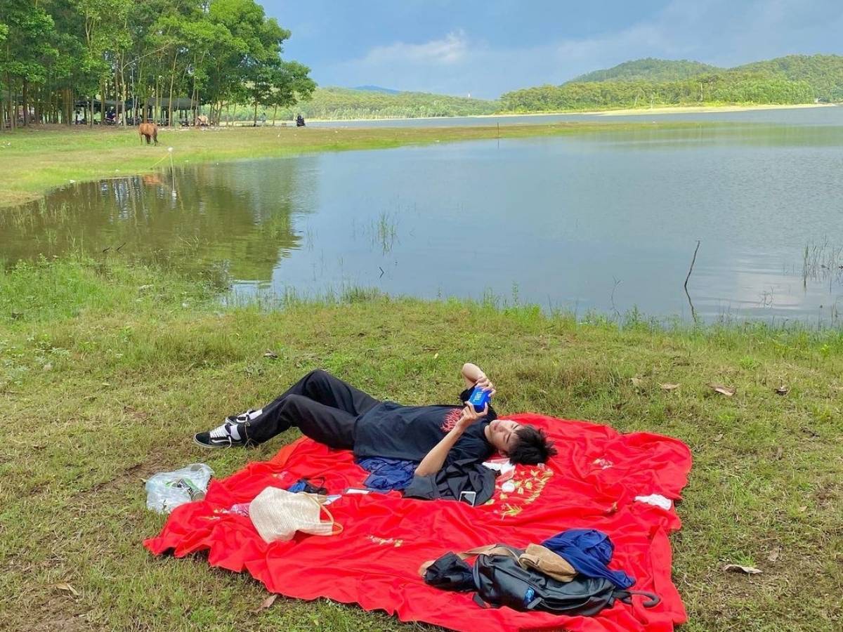 Trước khi đến hồ Yên Trung, bạn nên chuẩn bị sẵn đồ ăn, nước uống cùng những vật dụng cần thiết.