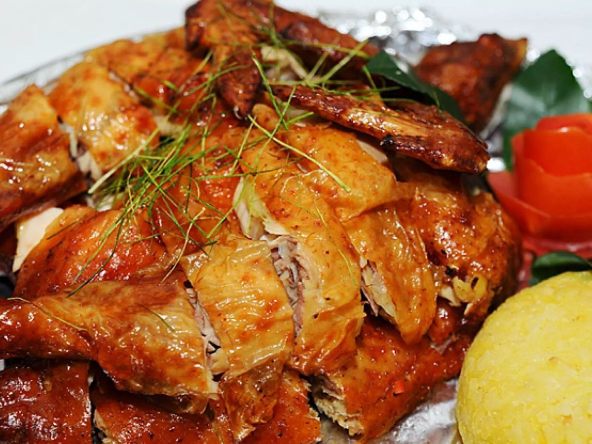 Những quán nhỏ ven suối dưới chân chùa Lôi Âm là nơi món gà nướng dân dã ra đời và gắn bó với người dân xứ mỏ