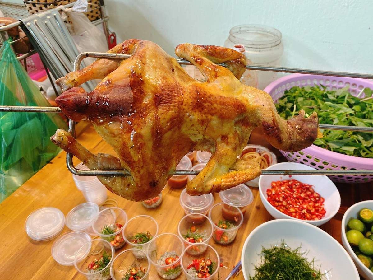 Những quán gà nướng quanh bến đò chùa Lôi Âm giản dị nhưng luôn tấp nập khách nhờ hương vị khó quên
