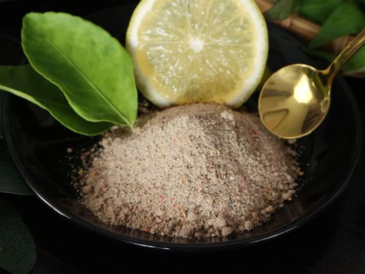 Muối tiêu chanh, rau rừng và xôi nếp là bộ ba hoàn hảo làm dậy vị món gà Lôi Âm nướng.