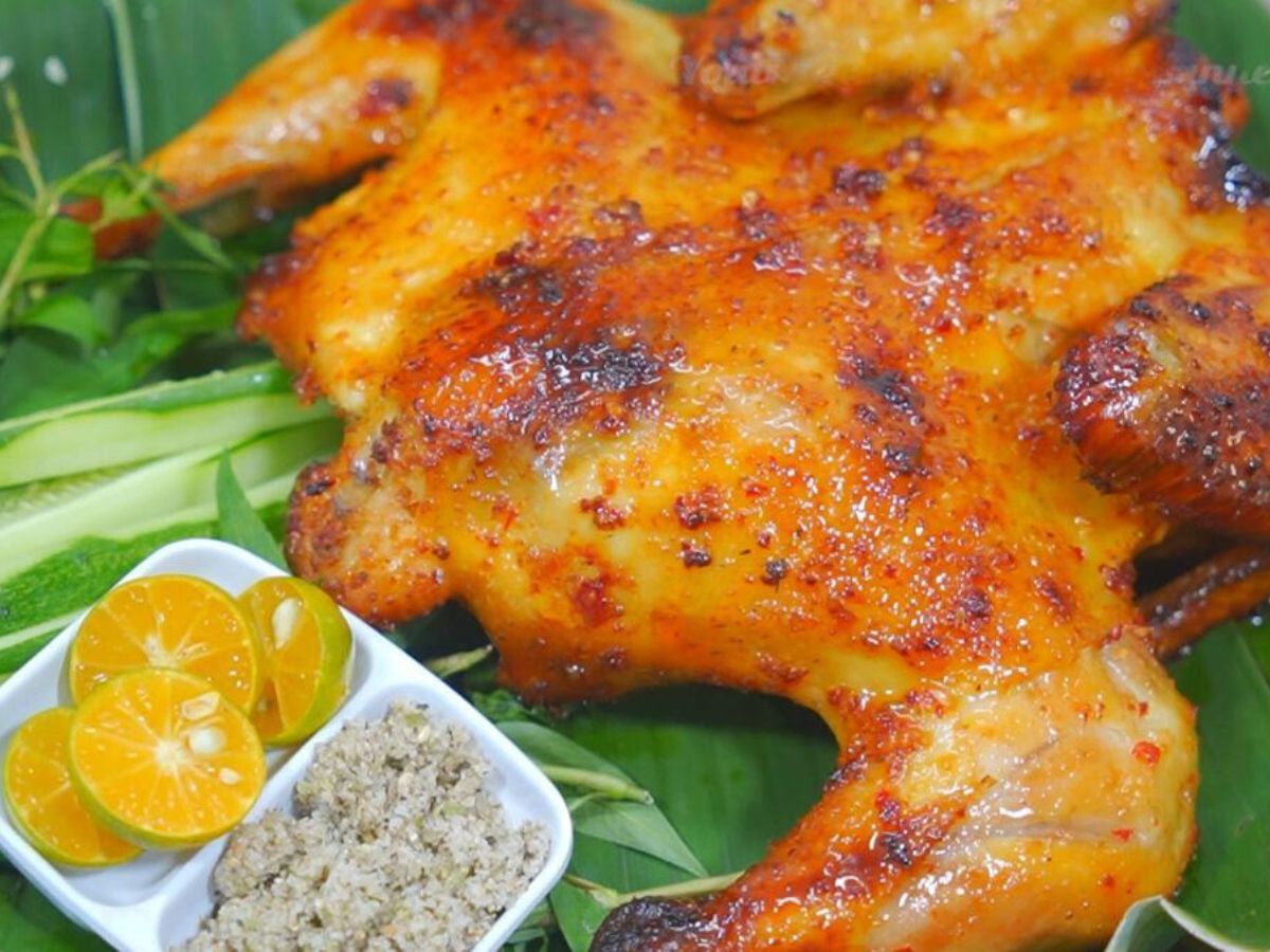 Chọn quán đông khách địa phương, gà nướng bằng than hoa và ướp gia vị tự nhiên