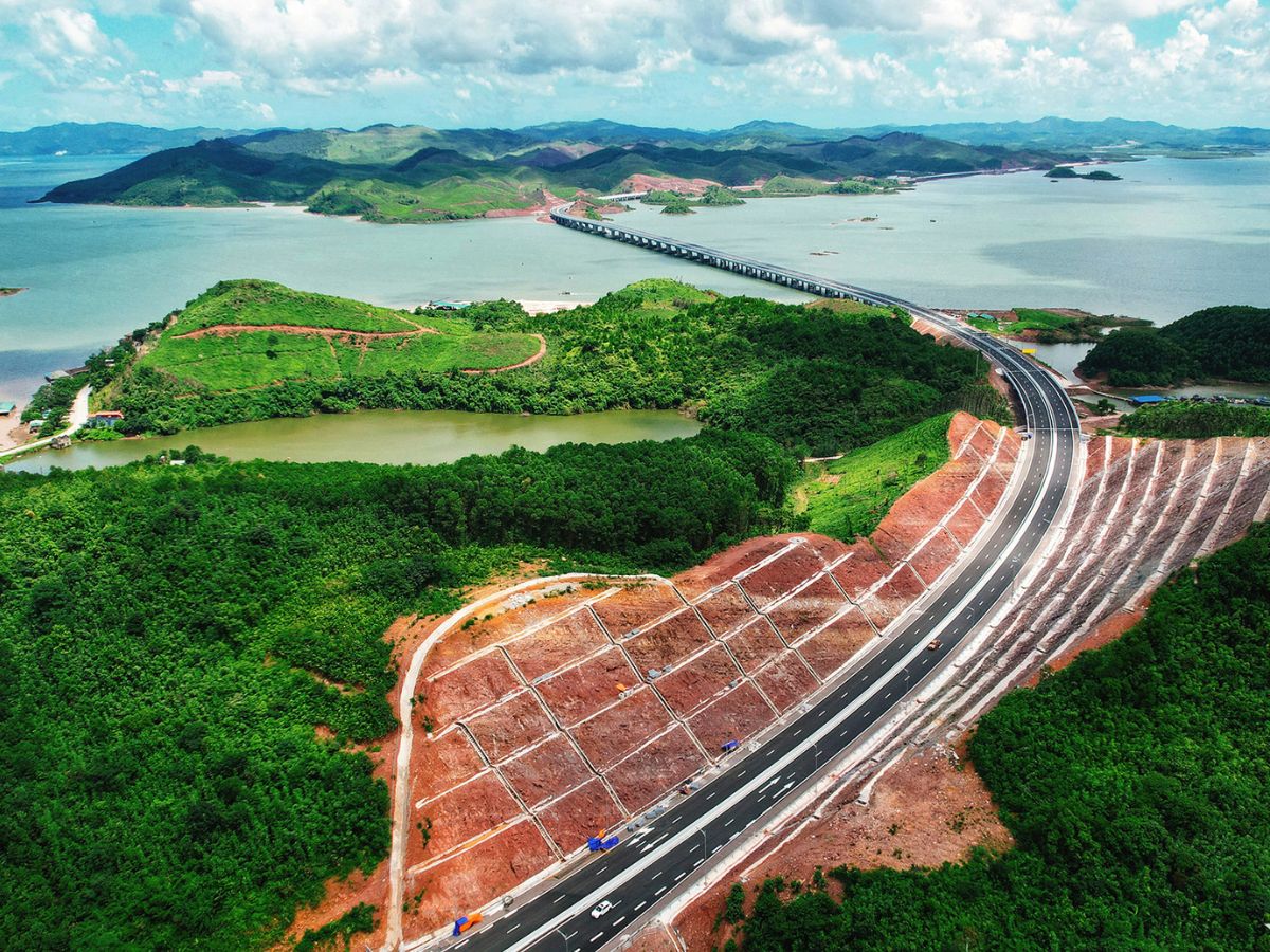 Cung đường dẫn đến Tiên Yên đẹp như tranh vẽ.