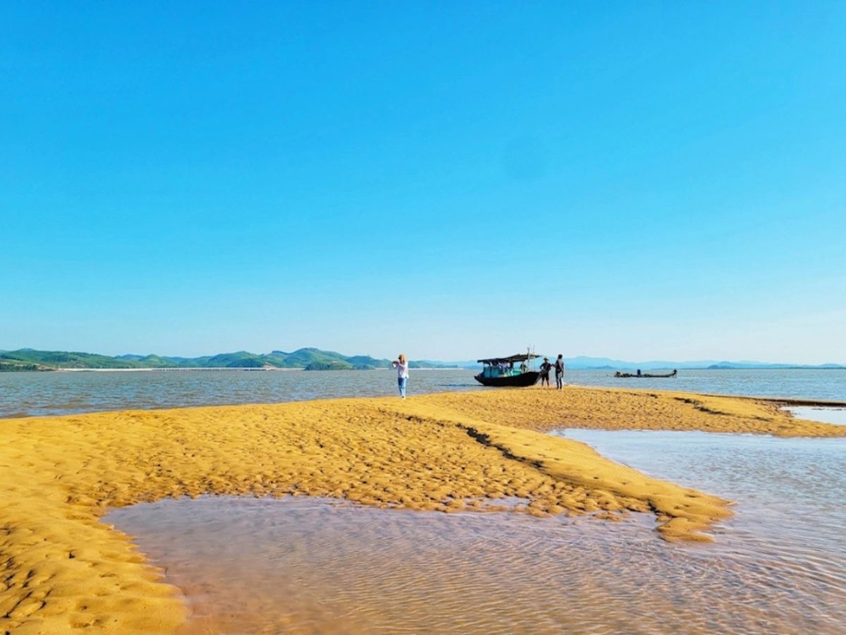 Bình minh rực sáng trên bãi cát vàng tại Mũi Lòng Vàng