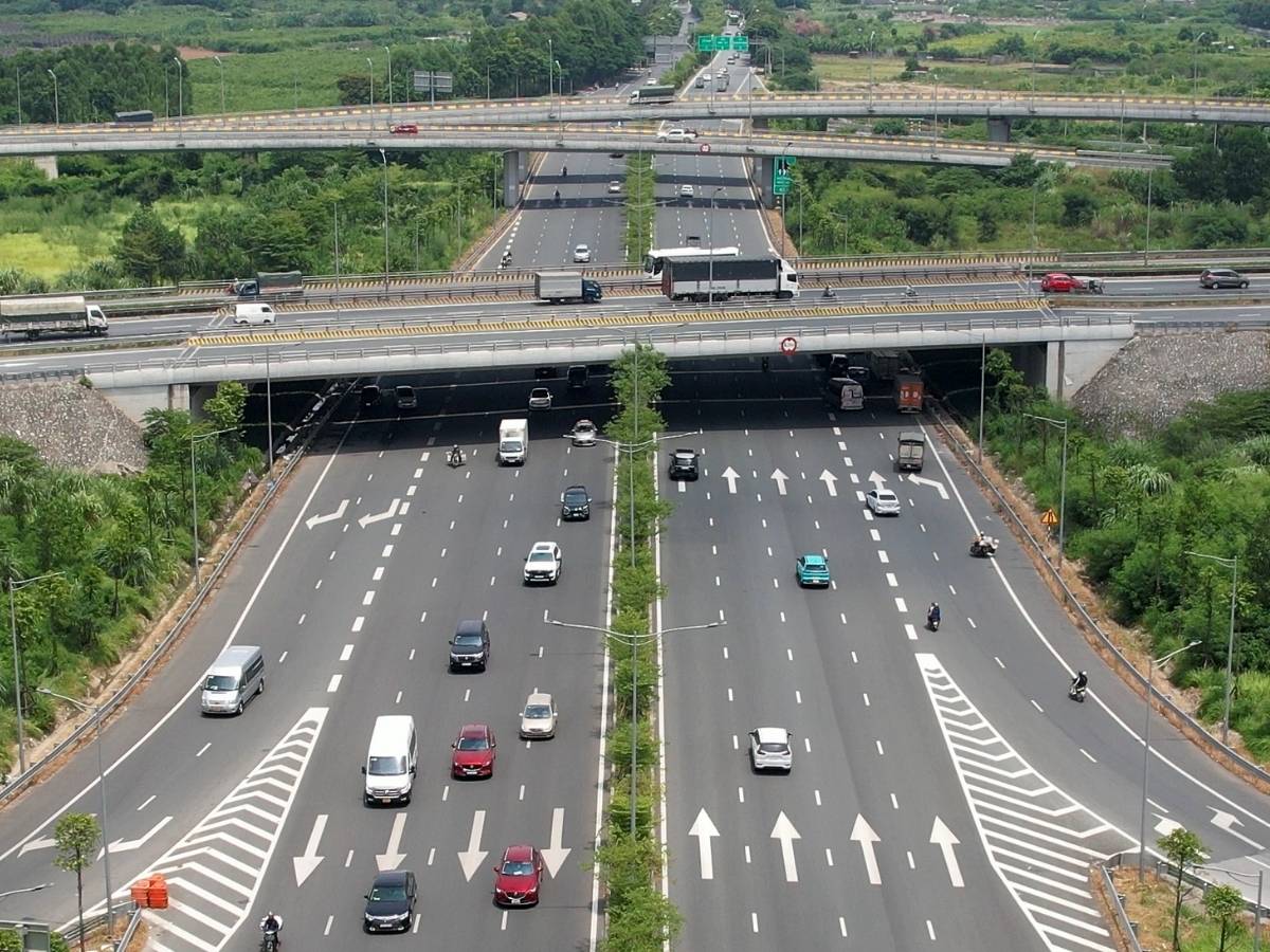 Nếu xuất phát từ Hà Nội, bạn có thể lựa chọn tuyến cao tốc Hà Nội – Hải Phòng