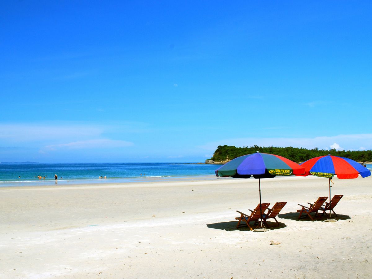 Bãi tắm Quan Lạn với làn nước trong xanh tuyệt đẹp