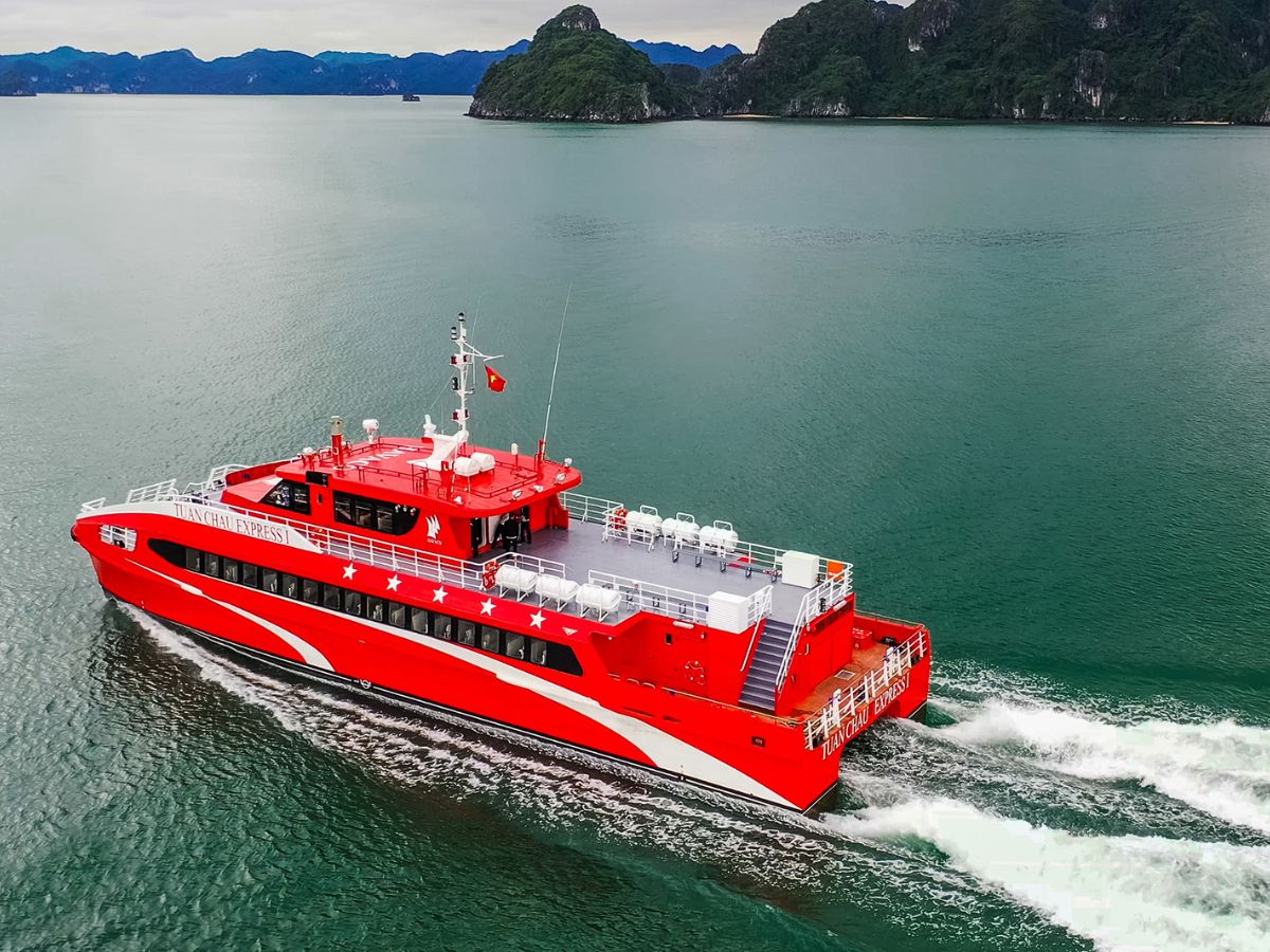 Có nhiều cách di chuyển đến đảo Rều để du khách lựa chọn.