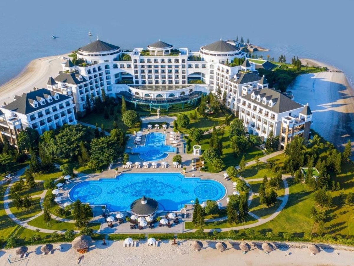 Đảo Rều Quảng Ninh là sự kết hợp giữa bảo tồn thiên nhiên và du lịch cao cấp