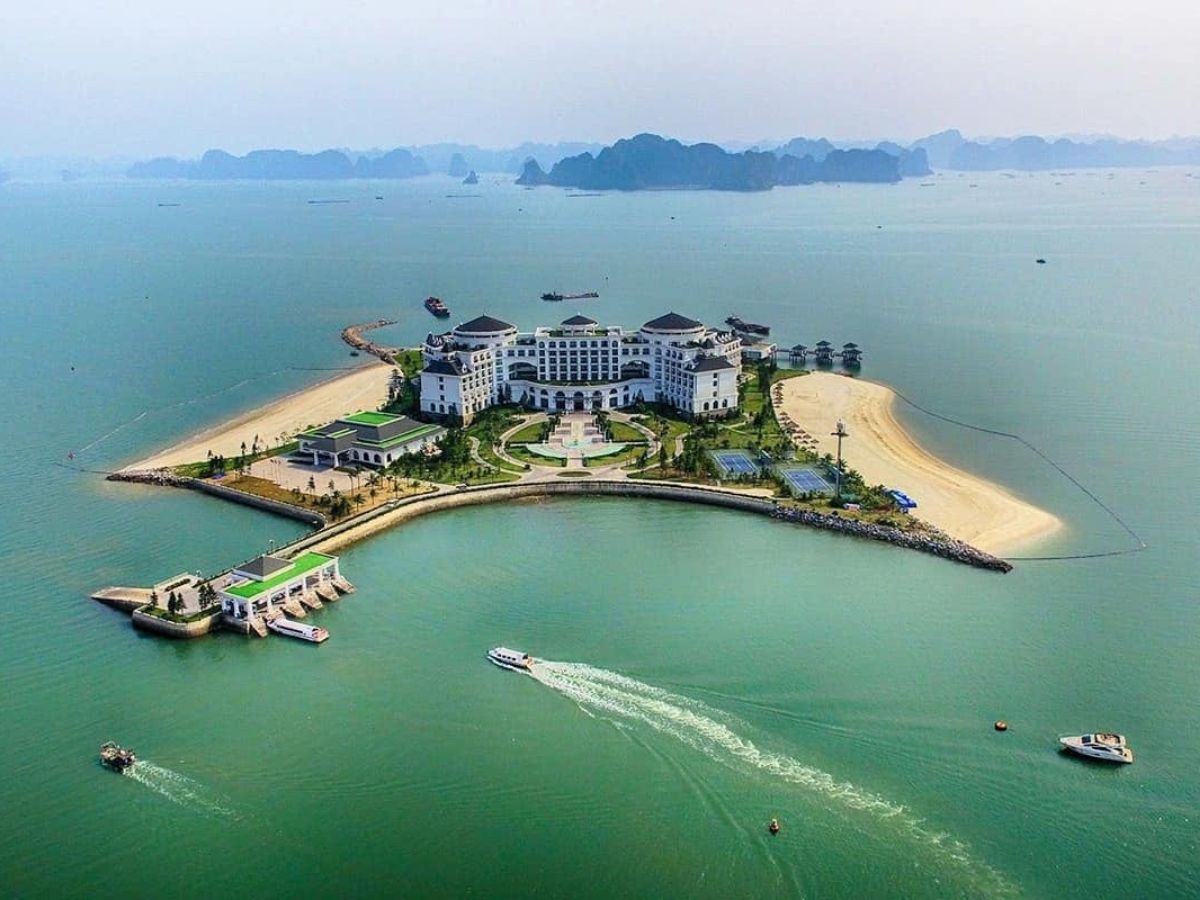 Đảo Rều Quảng Ninh nổi bật giữa vịnh Hạ Long.