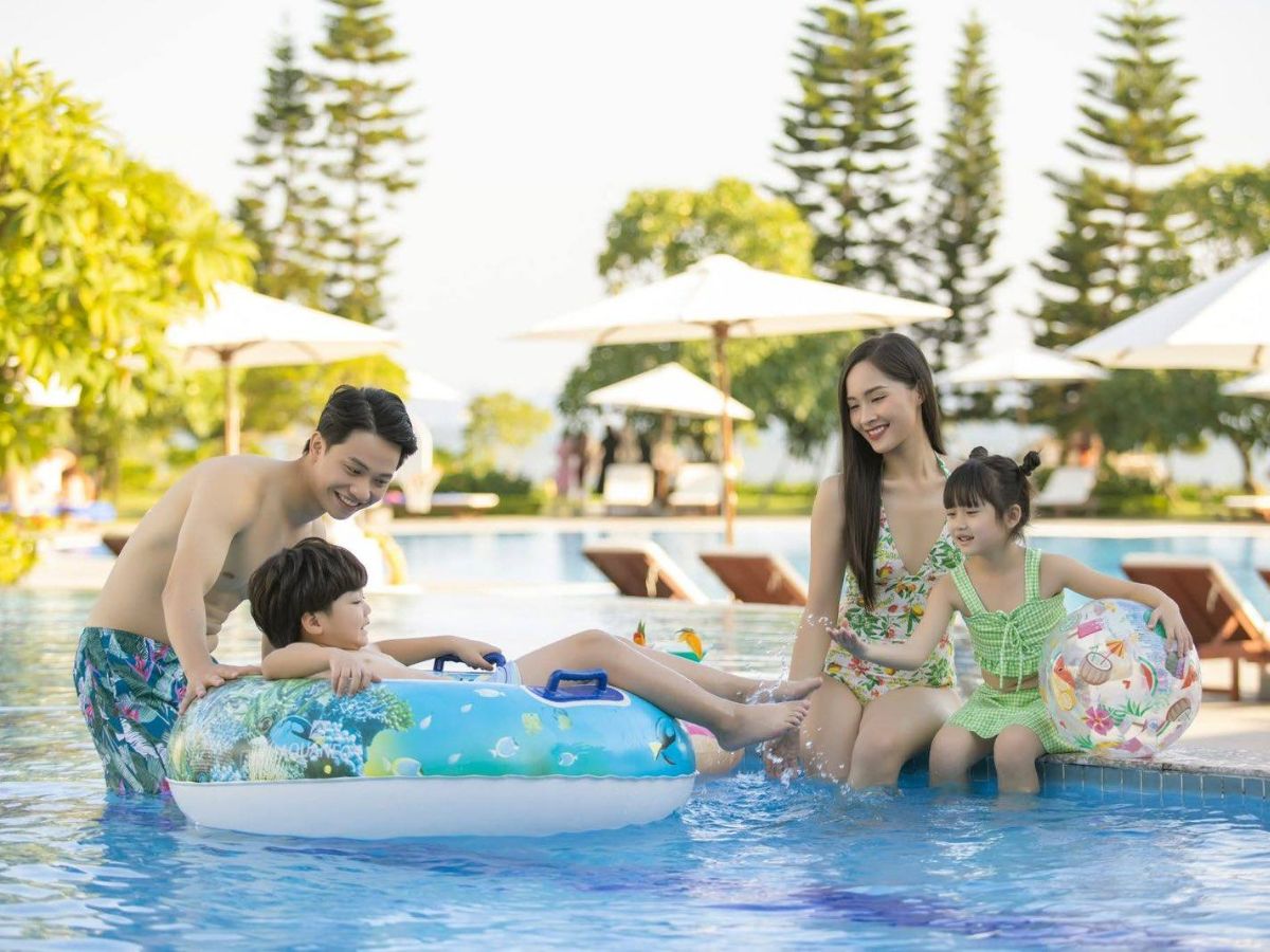 Vinpearl Quảng Ninh có hồ bơi ngoài trời ngay sát bờ biển