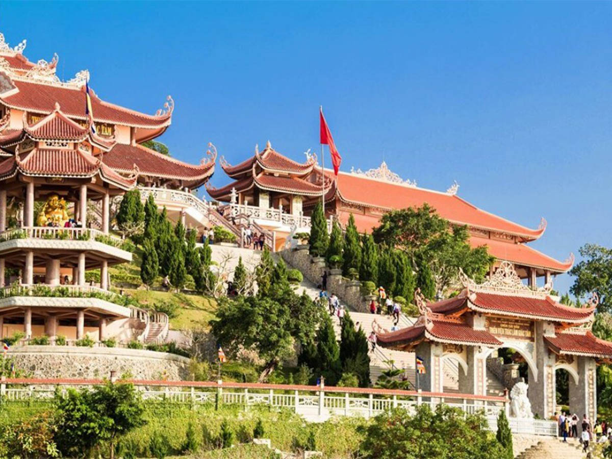 Lịch trình du lịch kết hợp gợi ý tới chùa Cái Bầu Vân Đồn Quảng Ninh.