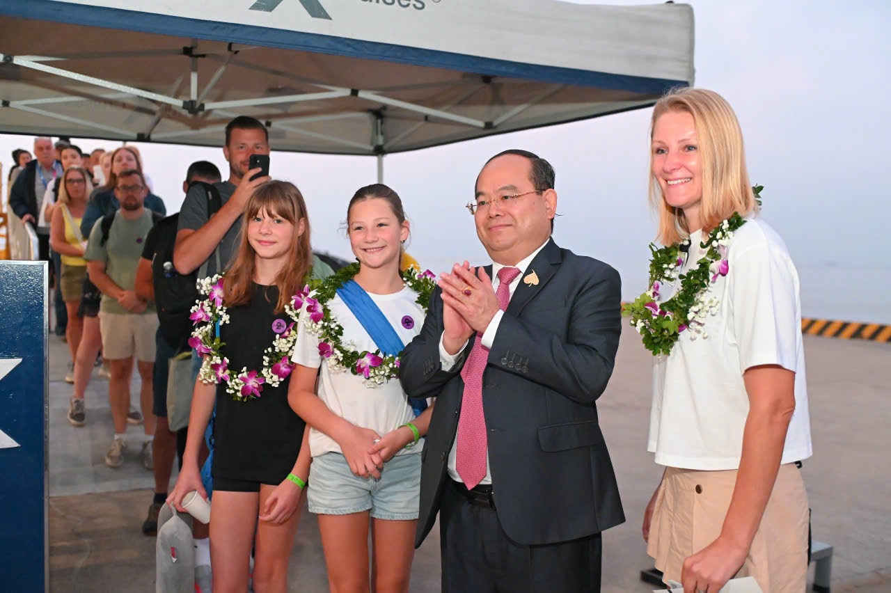 Lãnh đạo tỉnh Quảng Ninh chào đón du khách quốc tế trong chuyến tàu biển đầu năm mới.