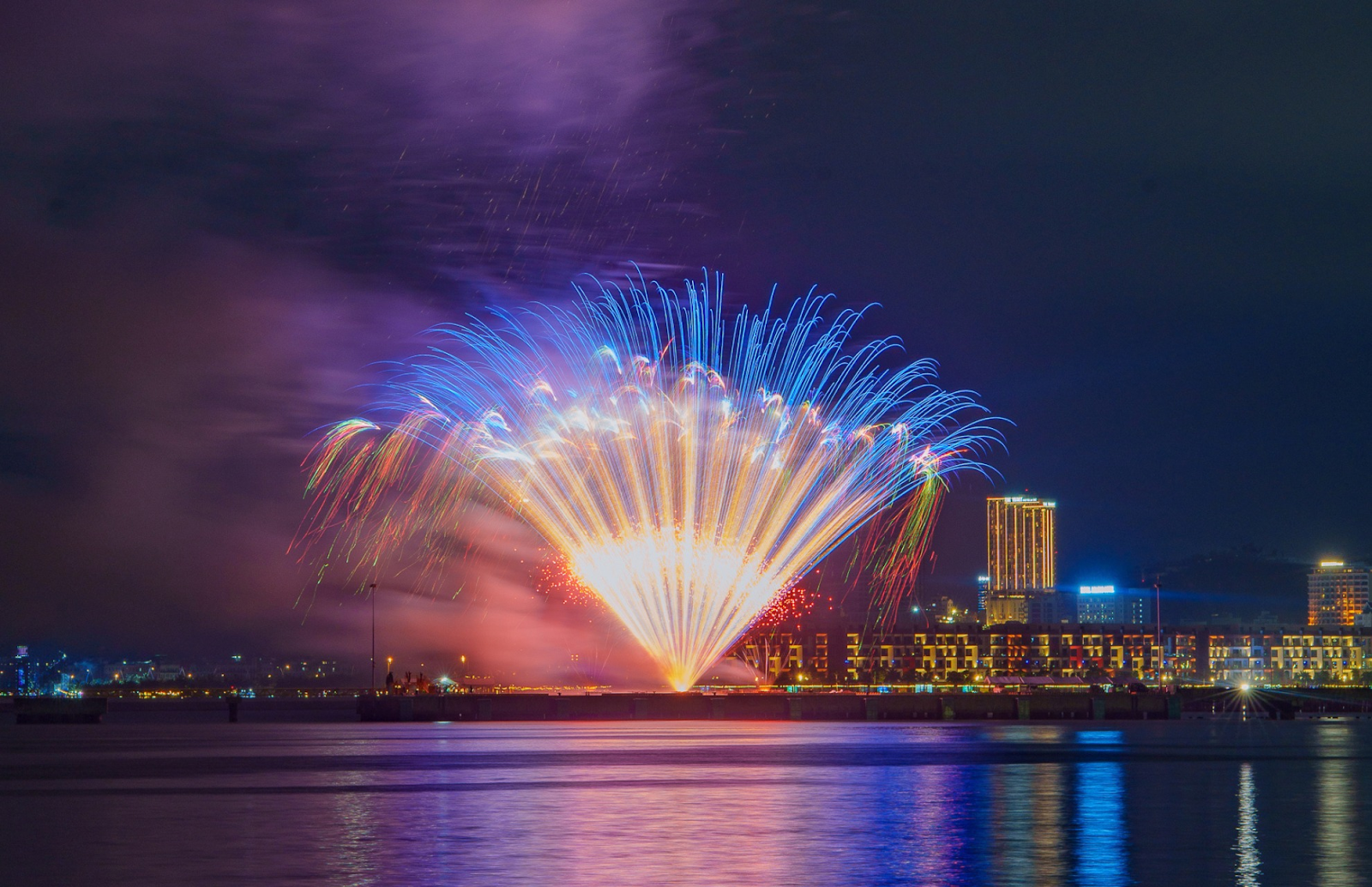 Hạ Long về đêm bừng sáng với những màn pháo hoa nghệ thuật, trở thành điểm hẹn cuối tuần mới của du khách.